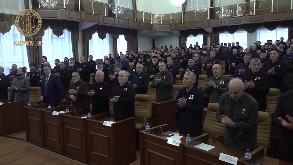 В рамках торжественного заседания, посвящённого 20-летию со дня образования Парламента Чеченской Республики, в Грозном прошла церемония награждения высокопоставленных чиновников