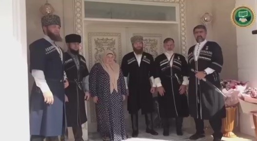 Ахмед Дудаев: От всего сердца поздравляю с днём матери Президента Регионального общественного фонда имени Героя России Ахмата-Хаджи Кадырова многоуважаемую Аймани Несиевну и вице-президента фонда Медни Мусаевну! В их лице...