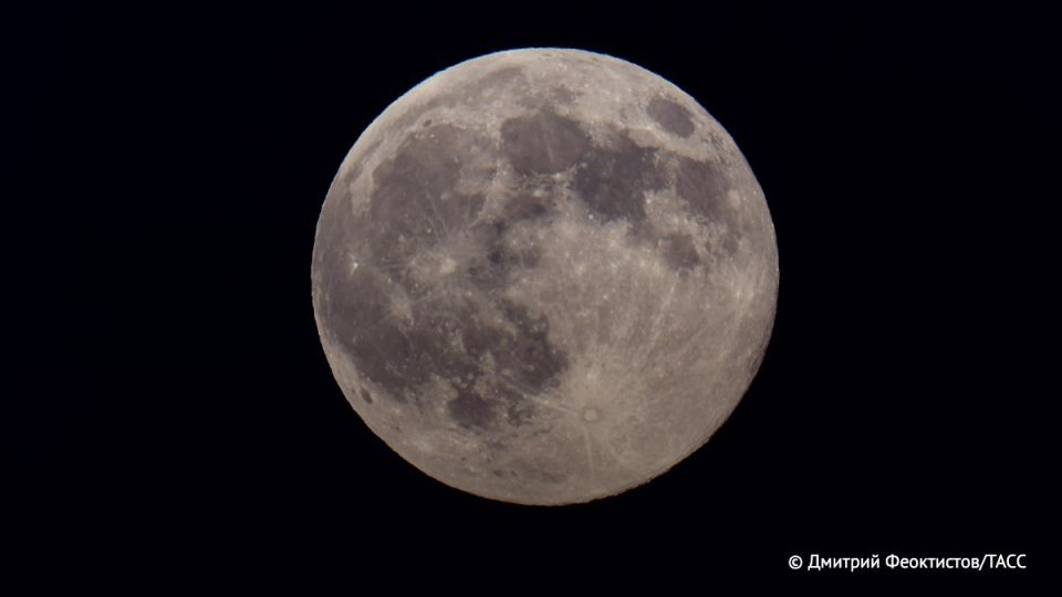 Жители Земли в ночь с 4 на 5 декабря смогут увидеть третье в этом году суперлуние
