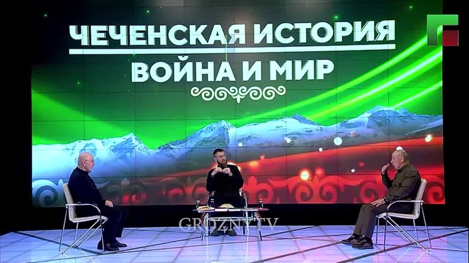 Участники ток-шоу «Чеченская история: война и мир» обсудили, откуда взялись силы у оппозиции для свержения легитимной власти в Чеченской Республике в 1991 году, когда Верховный совет ЧИАССР был свергнут вооруженным путем