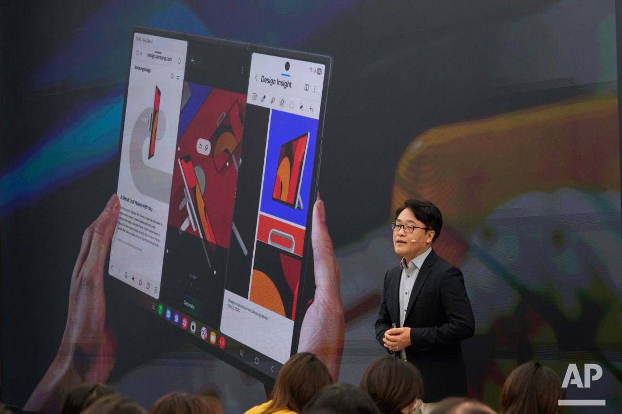 Samsung представил свой первый складывающийся втрое смартфон Galaxy Z TriFold Samsung представил свой первый складывающийся втрое смартфон Galaxy Z TriFold