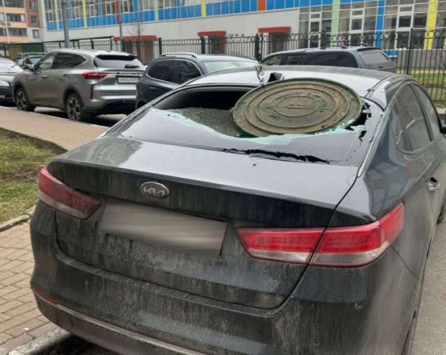 В Подмосковье девушка разбила машину крышкой канализационного люка