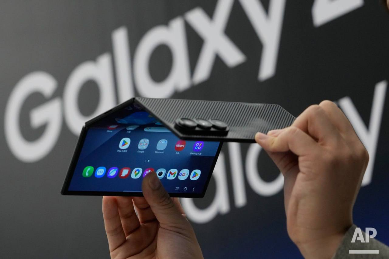 Samsung представил свой первый складывающийся втрое смартфон Galaxy Z TriFold