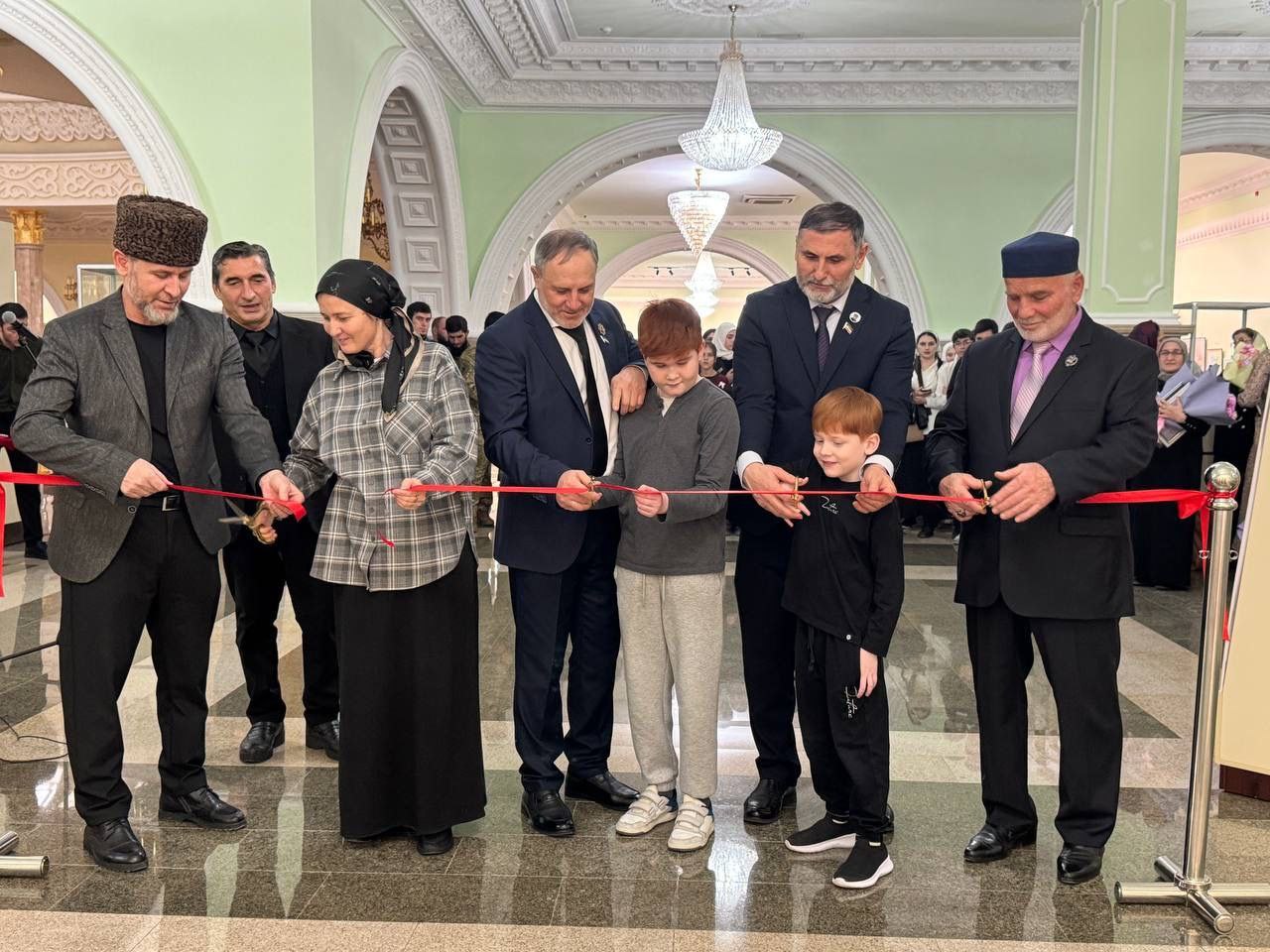 Депутаты приняли участие в открытии выставки «Педагогический вернисаж» Депутаты приняли участие в открытии выставки «Педагогический вернисаж»