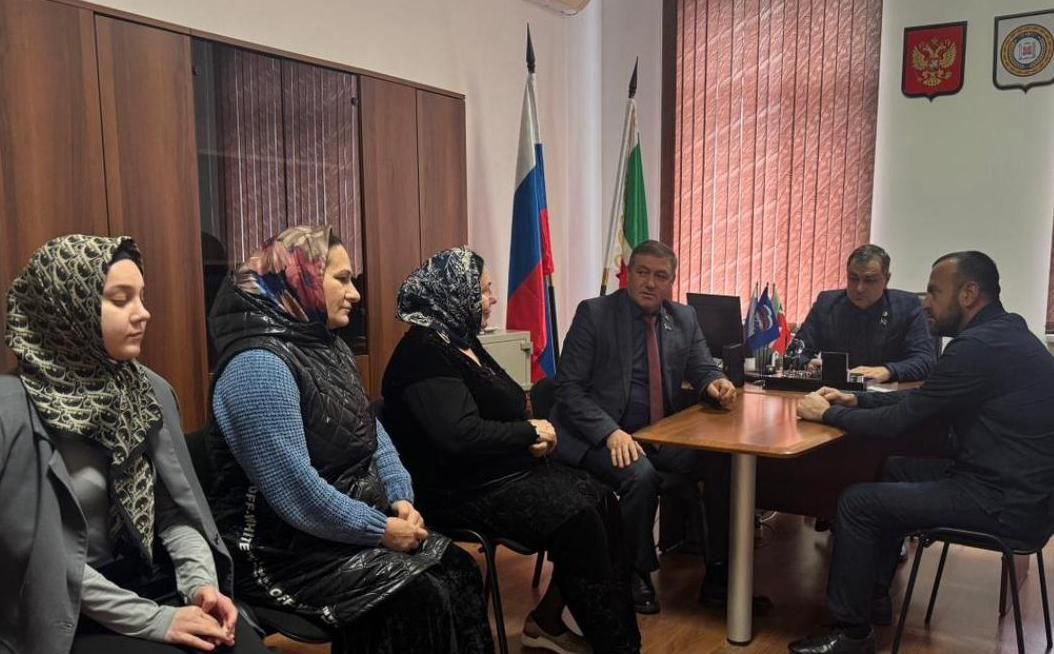 Народные избранники оказывают активное содействие жителям в решении проблемных вопросов Народные избранники оказывают активное содействие жителям в решении проблемных вопросов