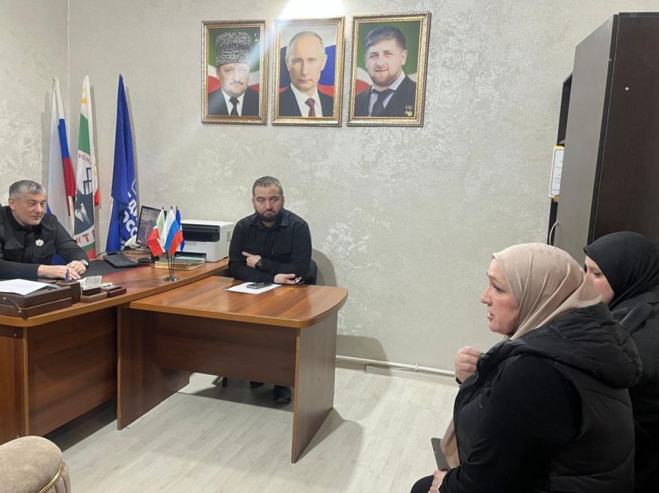 Депутаты провели тематические приемы граждан