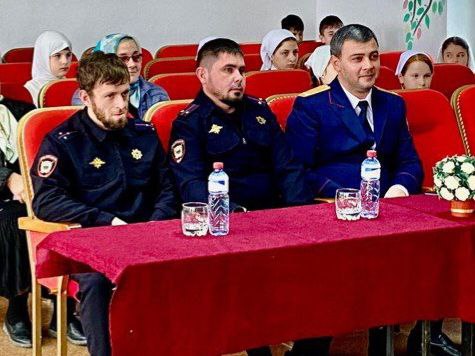 Офицер Наурского межрайонного следственного отдела СУ СК России по Чеченской Республике Джабраил Висаитов стал гостем мероприятия прошедшего в селе Алпатово Офицер Наурского межрайонного следственного отдела СУ СК России по Чеченской Республике Джабраил Висаитов стал гостем мероприятия прошедшего в селе Алпатово