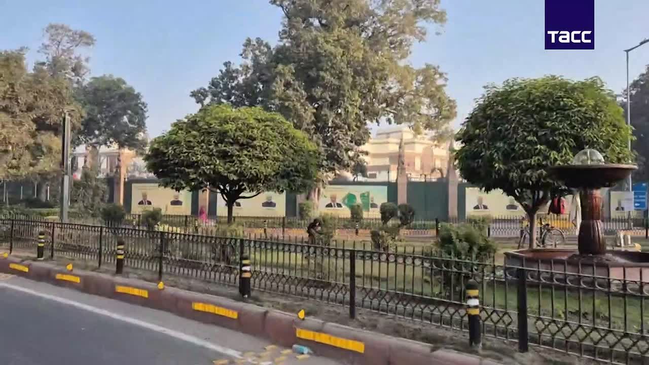 Портреты Путина и Моди размещены в центре Нью-Дели к визиту главы РФ в Индию