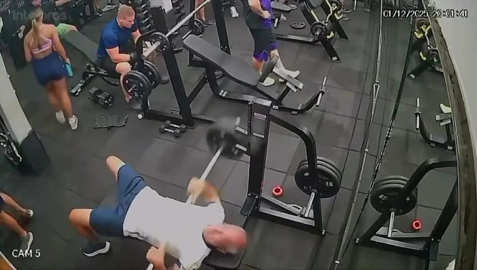 В Бразилии мужчина погиб в спортзале после удара штанги в грудь