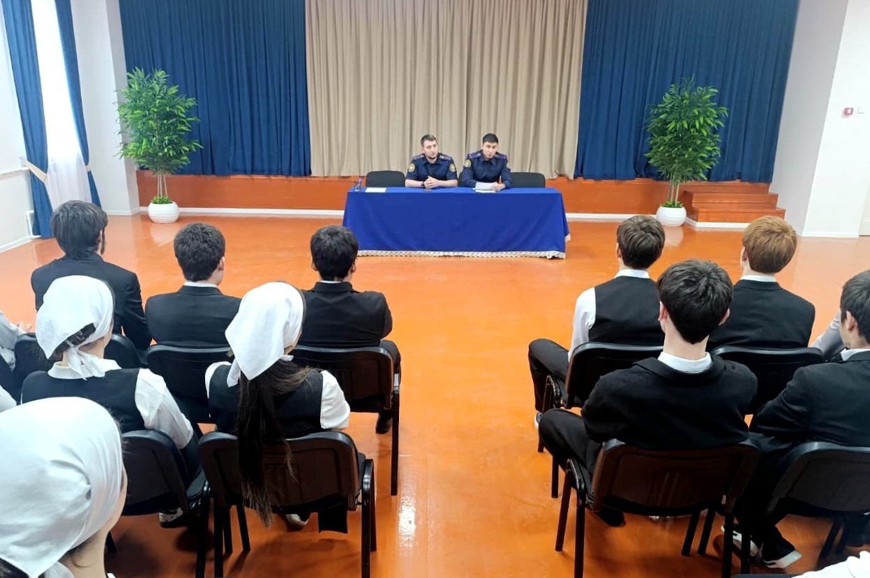В рамках мероприятий, проводимых следственным управлением по правовому воспитанию молодежи и профилактики преступлений следователи следственного отдела по Шелковскому району провели встречу с учащимися 9-11 классов МБОУ «СОШ... В рамках мероприятий, проводимых следственным управлением по правовому воспитанию молодежи и профилактики преступлений следователи следственного отдела по Шелковскому району провели встречу с учащимися 9-11 классов МБОУ «СОШ...
