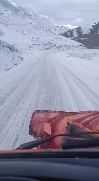 Дороги в горах Чечни обрабатывают противогололедным материалом