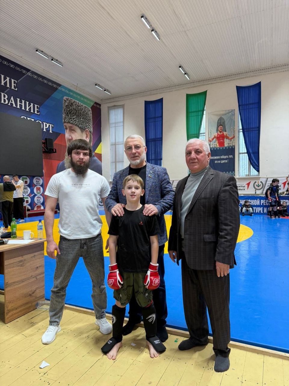 Валид Зайналабдиев встретился с юными спортменами по смешанным единоборствам Валид Зайналабдиев встретился с юными спортменами по смешанным единоборствам