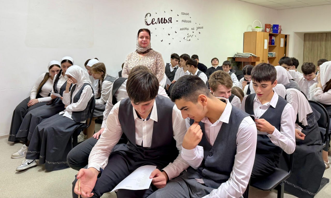 В Наурском районе школьники обсудили связь между подвигами героев и гражданским выбором В Наурском районе школьники обсудили связь между подвигами героев и гражданским выбором