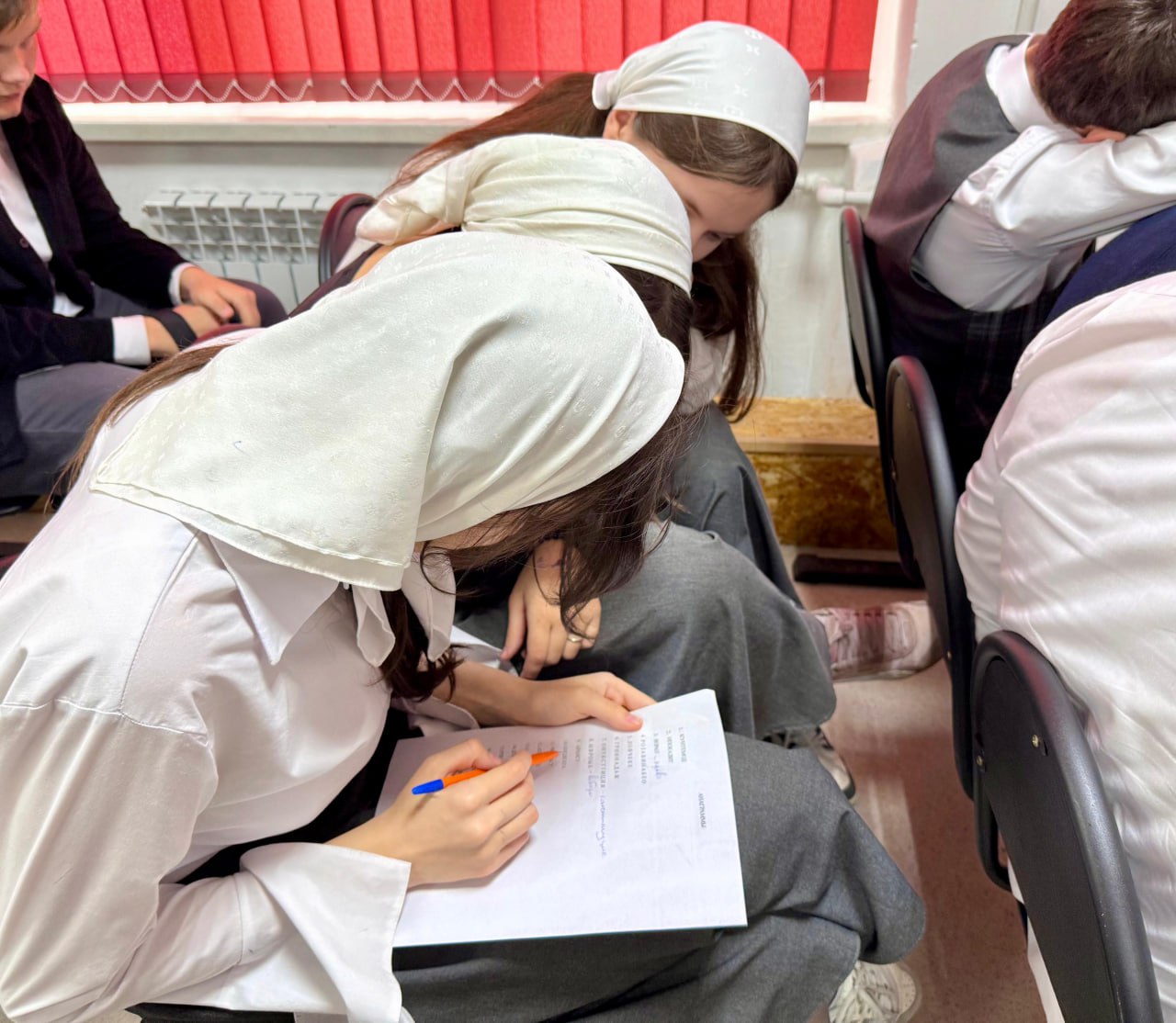 В Наурском районе школьники обсудили связь между подвигами героев и гражданским выбором В Наурском районе школьники обсудили связь между подвигами героев и гражданским выбором