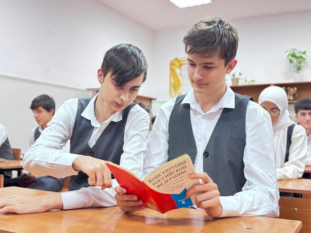 9 декабря т. г. ТИК Шелковского района провела классный час на тему "Конституция - основа государства" в Червленской СОШ 1, посвященный Дню Конституции РФ 9 декабря т. г. ТИК Шелковского района провела классный час на тему "Конституция - основа государства" в Червленской СОШ 1, посвященный Дню Конституции РФ