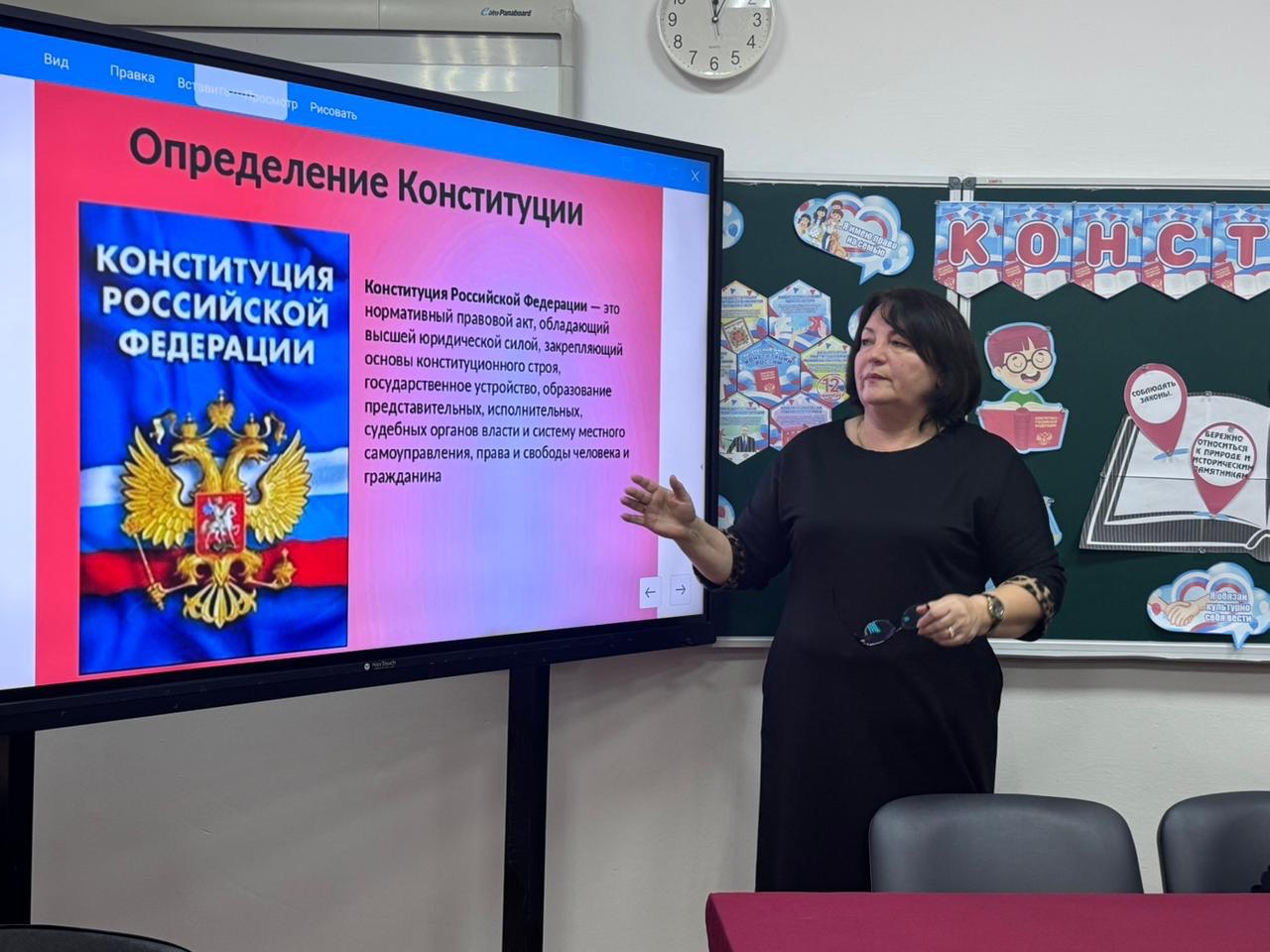 9 декабря т. г. ТИК Шелковского района провела классный час на тему "Конституция - основа государства" в Червленской СОШ 1, посвященный Дню Конституции РФ