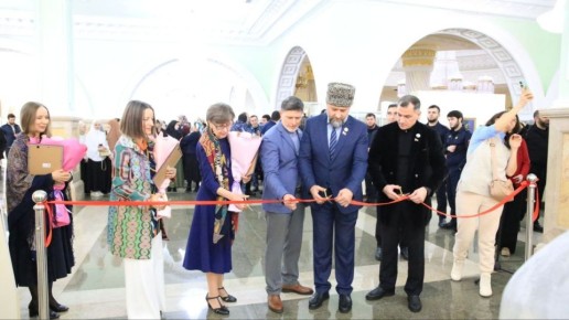 Парламентарии посетили открытие художественной выставки «Дорогами вдохновения»