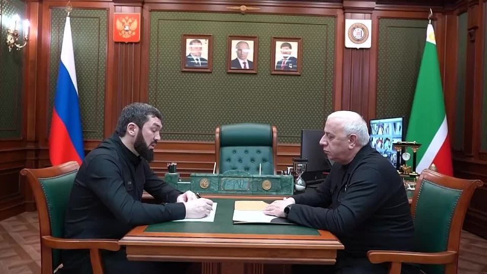 Магомед Даудов: Друзья! Провёл рабочую встречу с заместителем Председателя Правительства Чеченской Республики – министром труда, занятости и социального развития Усманом Башировым, на которой обсудили актуальные вопросы...