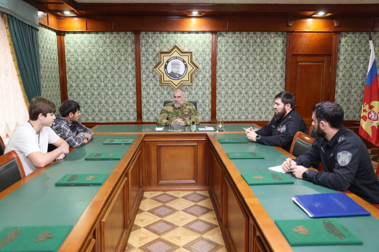 Начальник Управления Росгвардии по Чеченской Республике Герой России генерал-лейтенант Шарип Делимханов провел встречу с гражданами, изъявившими желание в ходе прямой линии Главы Чеченской Республики Рамзана Кадырова...