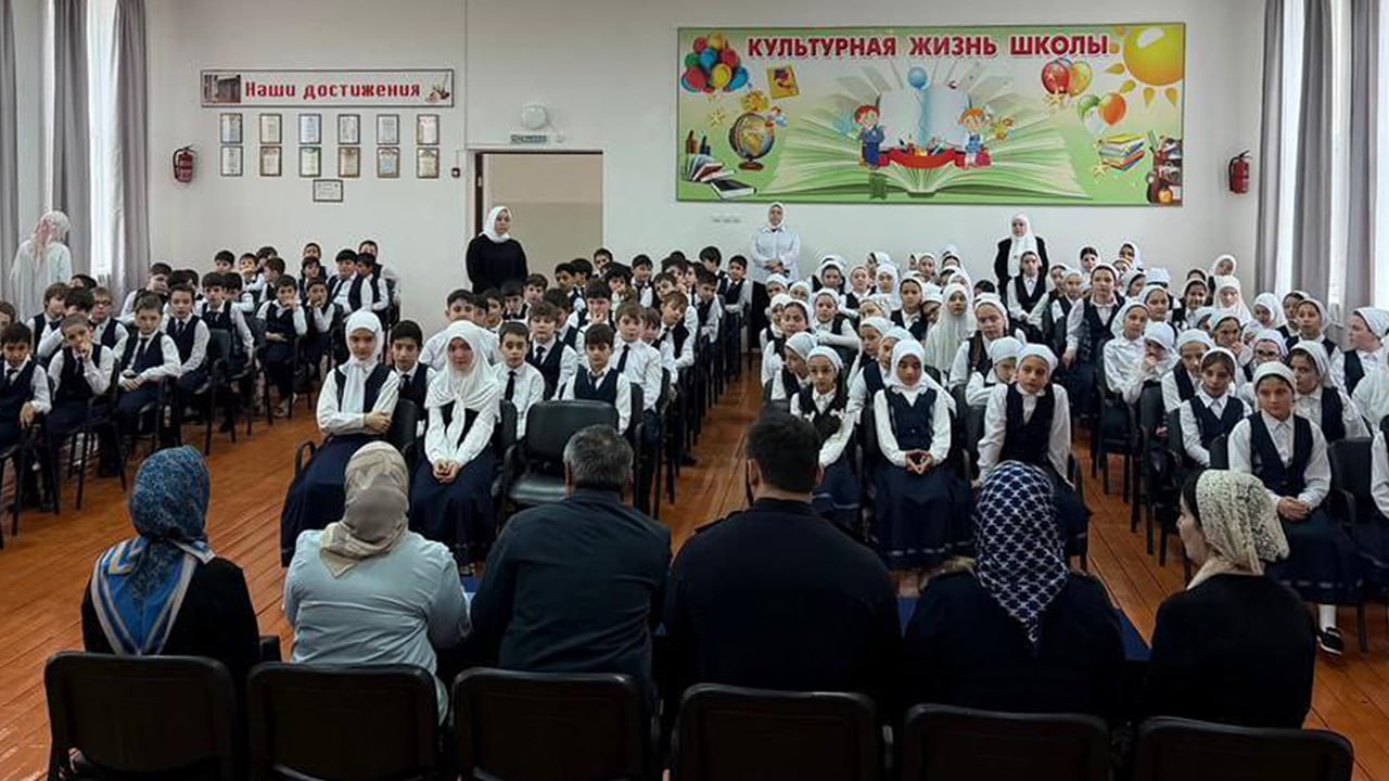 Сотрудники Грозненского линейного отдела МВД России на транспорте в сотрудничестве с представителями Северо-Кавказской железной дороги организовали профилактическую встречу со 165 учащимися 4-5 классов средней школы № 6»... Сотрудники Грозненского линейного отдела МВД России на транспорте в сотрудничестве с представителями Северо-Кавказской железной дороги организовали профилактическую встречу со 165 учащимися 4-5 классов средней школы № 6»...