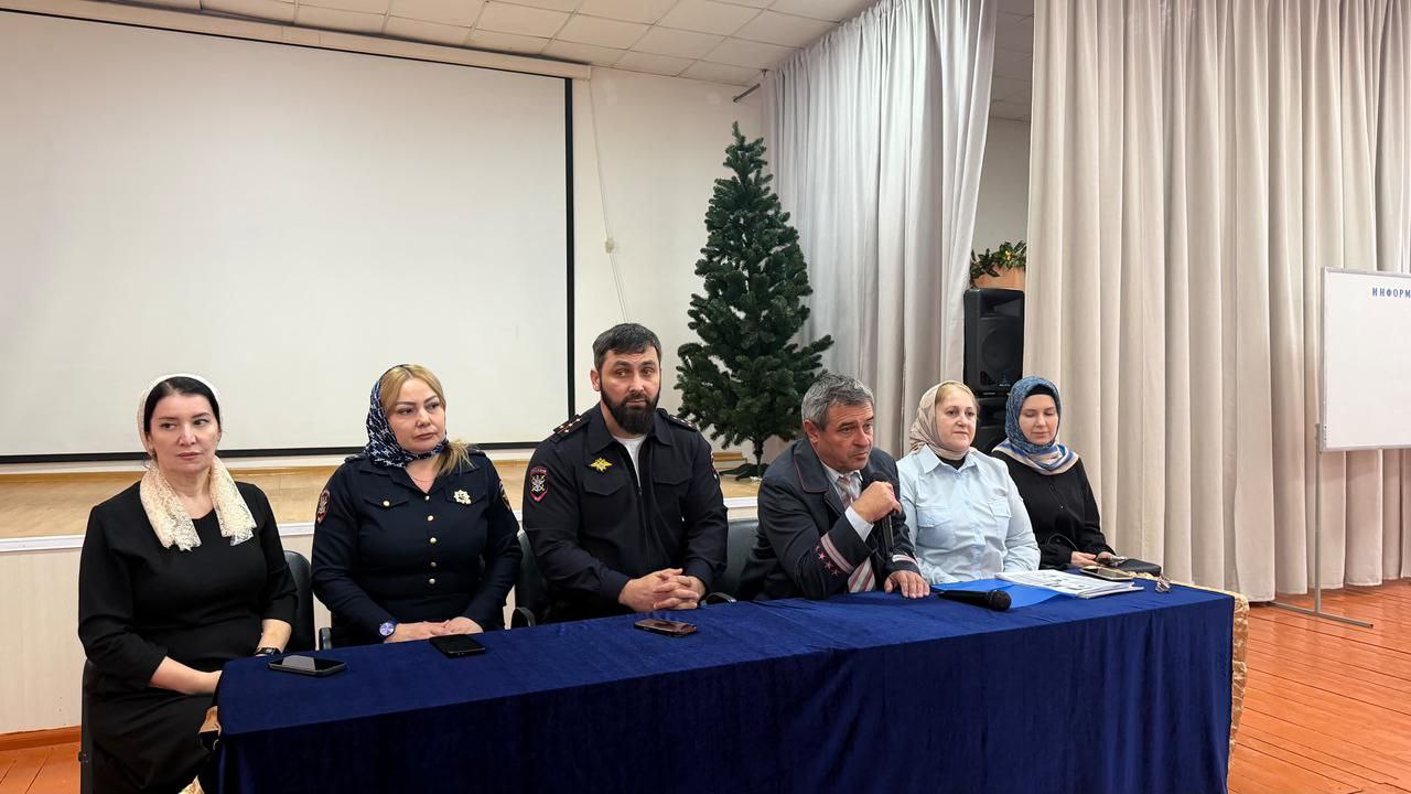 Сотрудники Грозненского линейного отдела МВД России на транспорте в сотрудничестве с представителями Северо-Кавказской железной дороги организовали профилактическую встречу со 165 учащимися 4-5 классов средней школы № 6»...