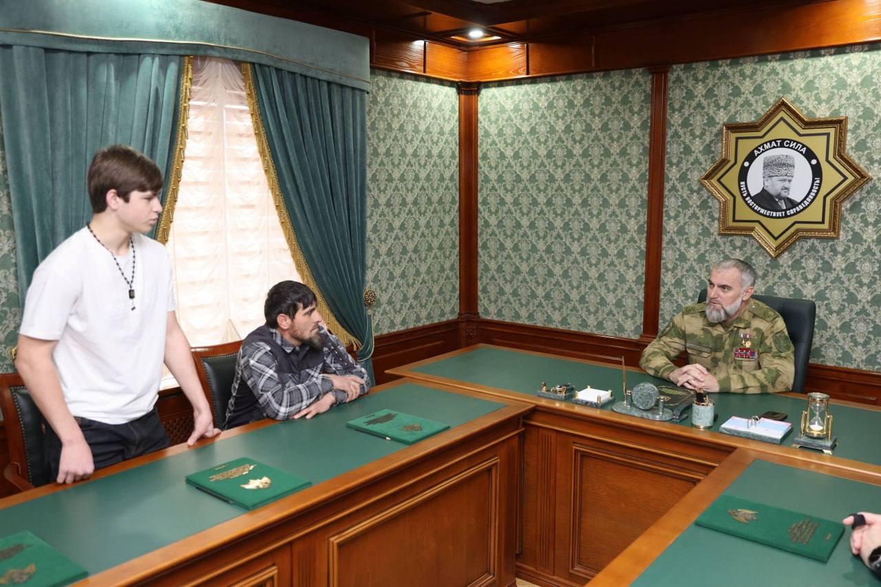 Начальник Управления Росгвардии по Чеченской Республике Герой России генерал-лейтенант Шарип Делимханов провел встречу с гражданами, изъявившими желание в ходе прямой линии Главы Чеченской Республики Рамзана Кадырова... Начальник Управления Росгвардии по Чеченской Республике Герой России генерал-лейтенант Шарип Делимханов провел встречу с гражданами, изъявившими желание в ходе прямой линии Главы Чеченской Республики Рамзана Кадырова...