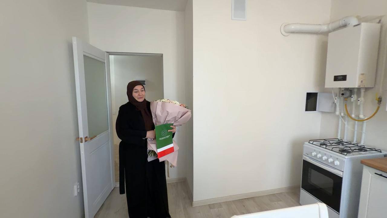 Еще одна семья, которая обратилась к Главе Чеченской Республики Рамзану Кадырову во время прошедшей на днях Прямой линии, обрела свою квартиру Еще одна семья, которая обратилась к Главе Чеченской Республики Рамзану Кадырову во время прошедшей на днях Прямой линии, обрела свою квартиру