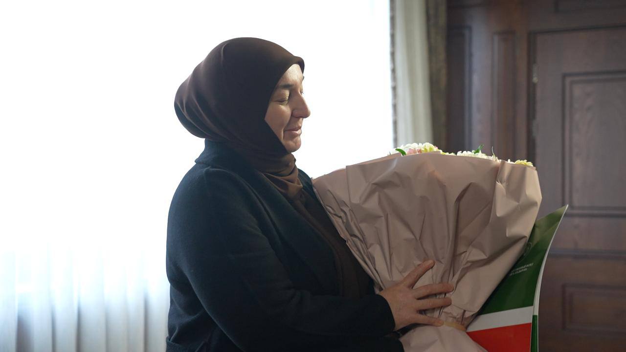 Еще одна семья, которая обратилась к Главе Чеченской Республики Рамзану Кадырову во время прошедшей на днях Прямой линии, обрела свою квартиру Еще одна семья, которая обратилась к Главе Чеченской Республики Рамзану Кадырову во время прошедшей на днях Прямой линии, обрела свою квартиру