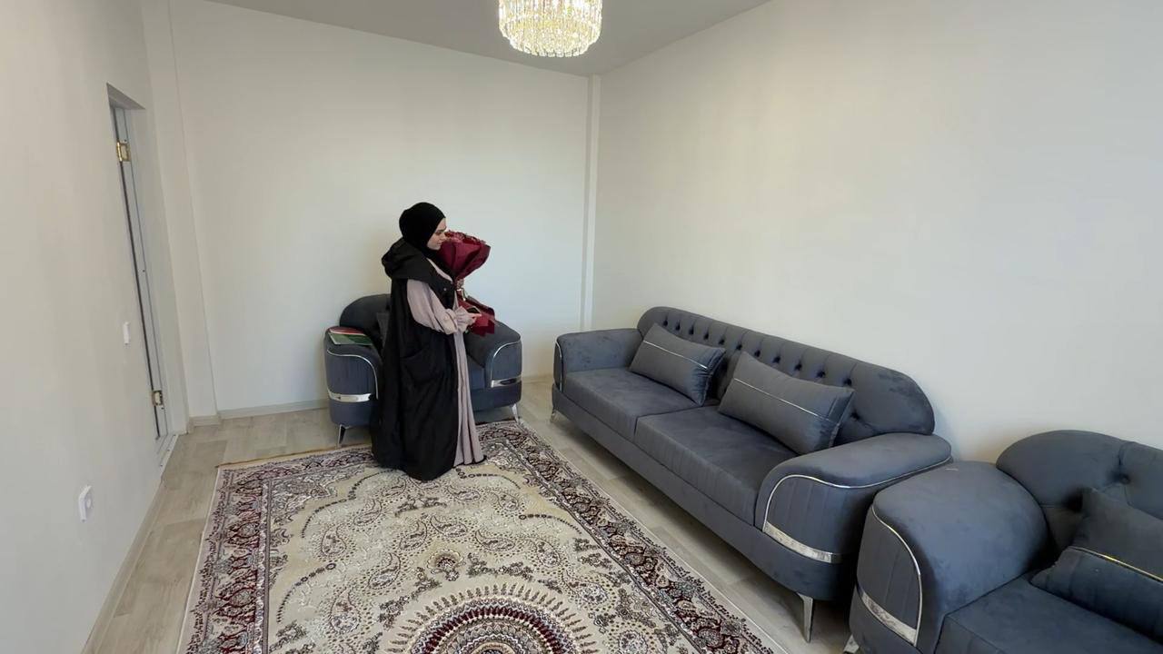 Еще одна семья участника специальной военной операции получила квартиру по итогам прошедшей в воскресенье Прямой линии с Главой региона Рамзаном Кадыровым Еще одна семья участника специальной военной операции получила квартиру по итогам прошедшей в воскресенье Прямой линии с Главой региона Рамзаном Кадыровым