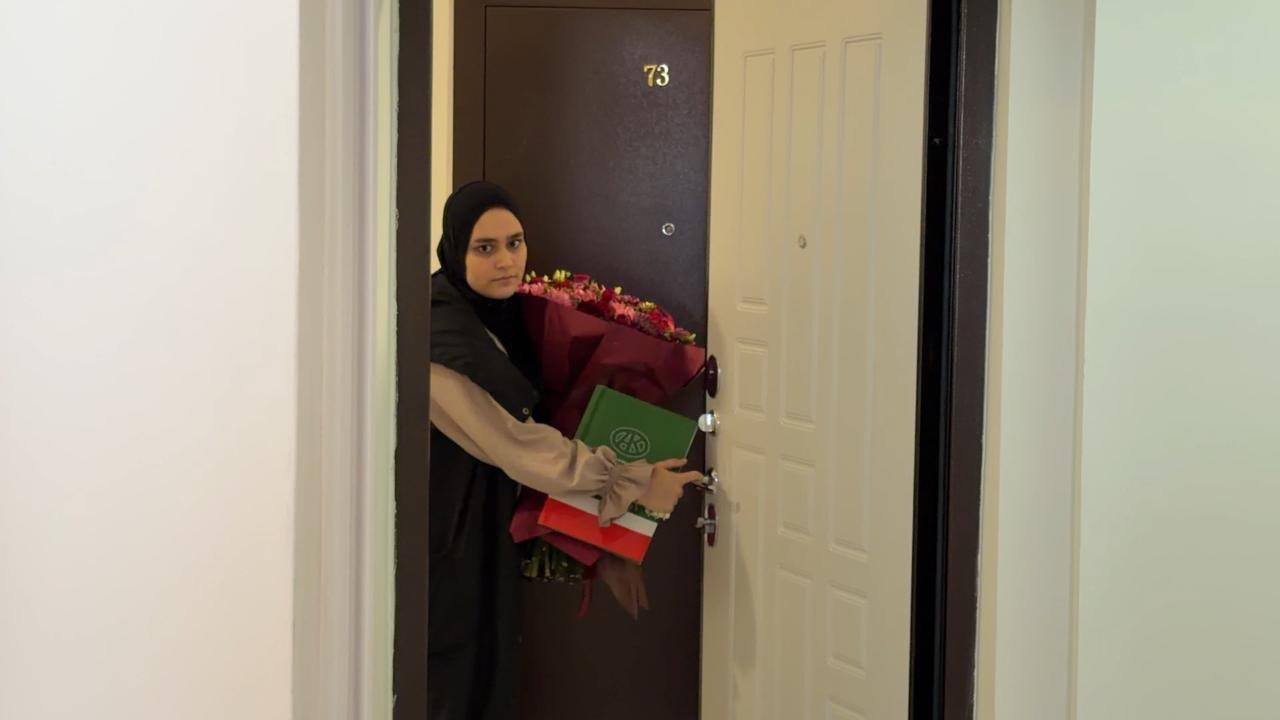 Еще одна семья участника специальной военной операции получила квартиру по итогам прошедшей в воскресенье Прямой линии с Главой региона Рамзаном Кадыровым Еще одна семья участника специальной военной операции получила квартиру по итогам прошедшей в воскресенье Прямой линии с Главой региона Рамзаном Кадыровым