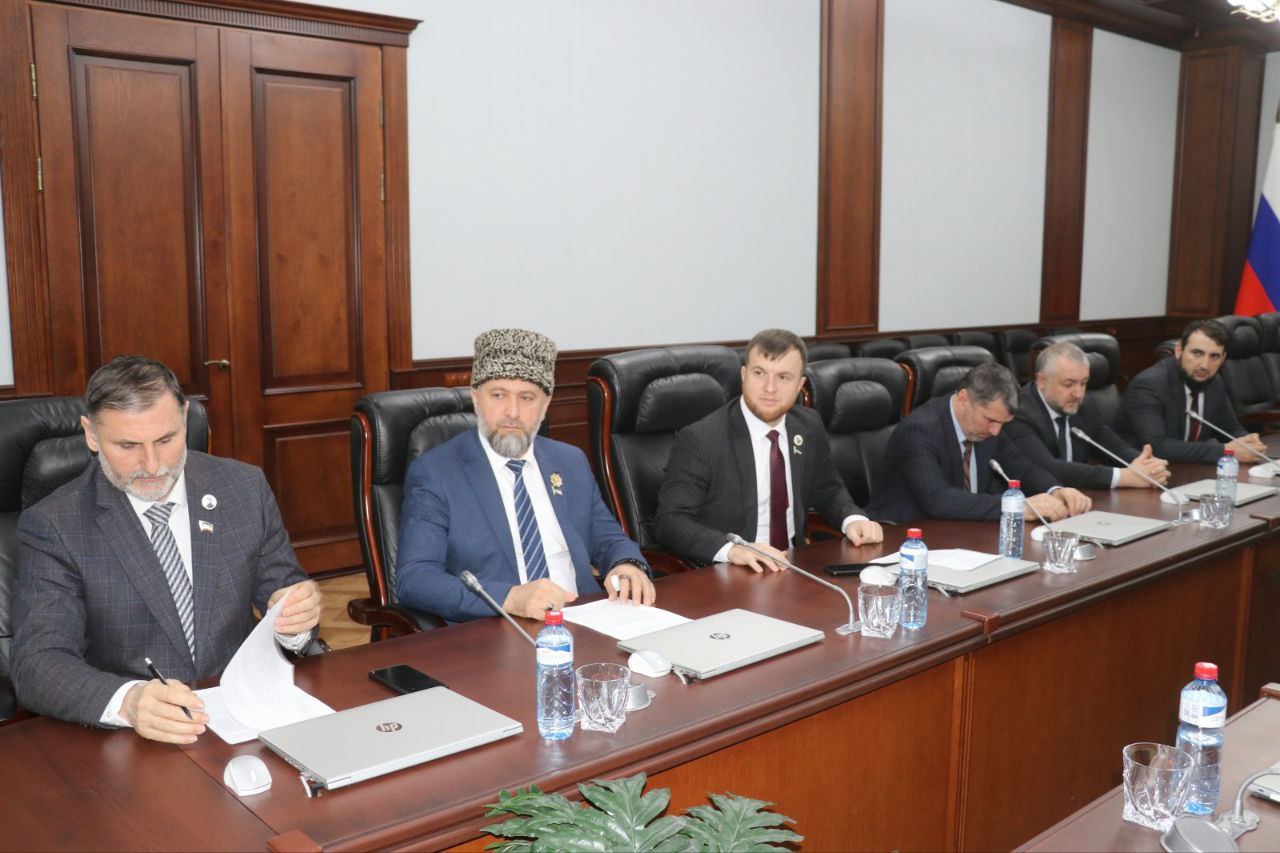 Муса Ханариков провел заседание Комитета по вопросам социальной политики, здравоохранения и спорта Муса Ханариков провел заседание Комитета по вопросам социальной политики, здравоохранения и спорта