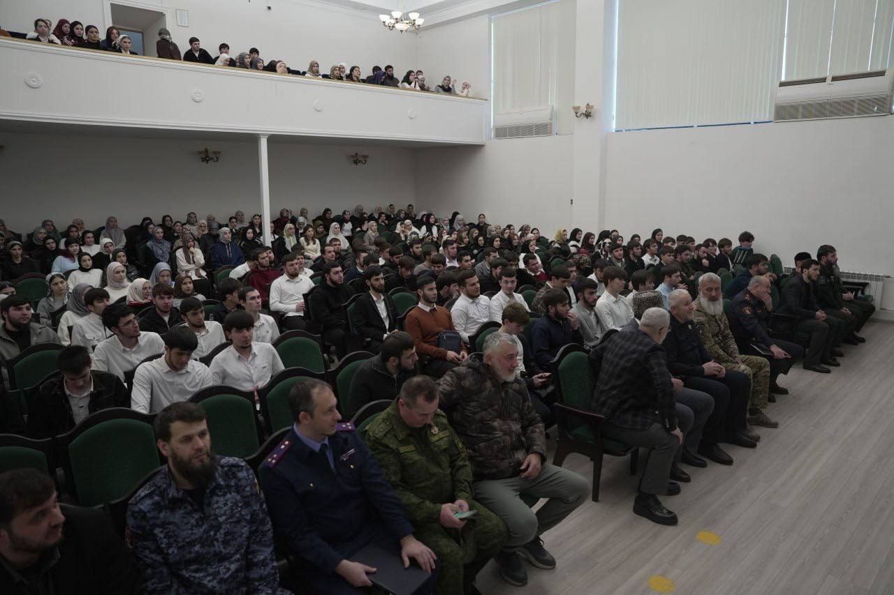 И.о. руководителя отдела криминалистики следственного управления СК России по Чеченской Республике Зелимхан Батукаев принял участие в торжественном мероприятии «Россия – наш общий», состоявшемся в Чеченском государственном... И.о. руководителя отдела криминалистики следственного управления СК России по Чеченской Республике Зелимхан Батукаев принял участие в торжественном мероприятии «Россия – наш общий», состоявшемся в Чеченском государственном...