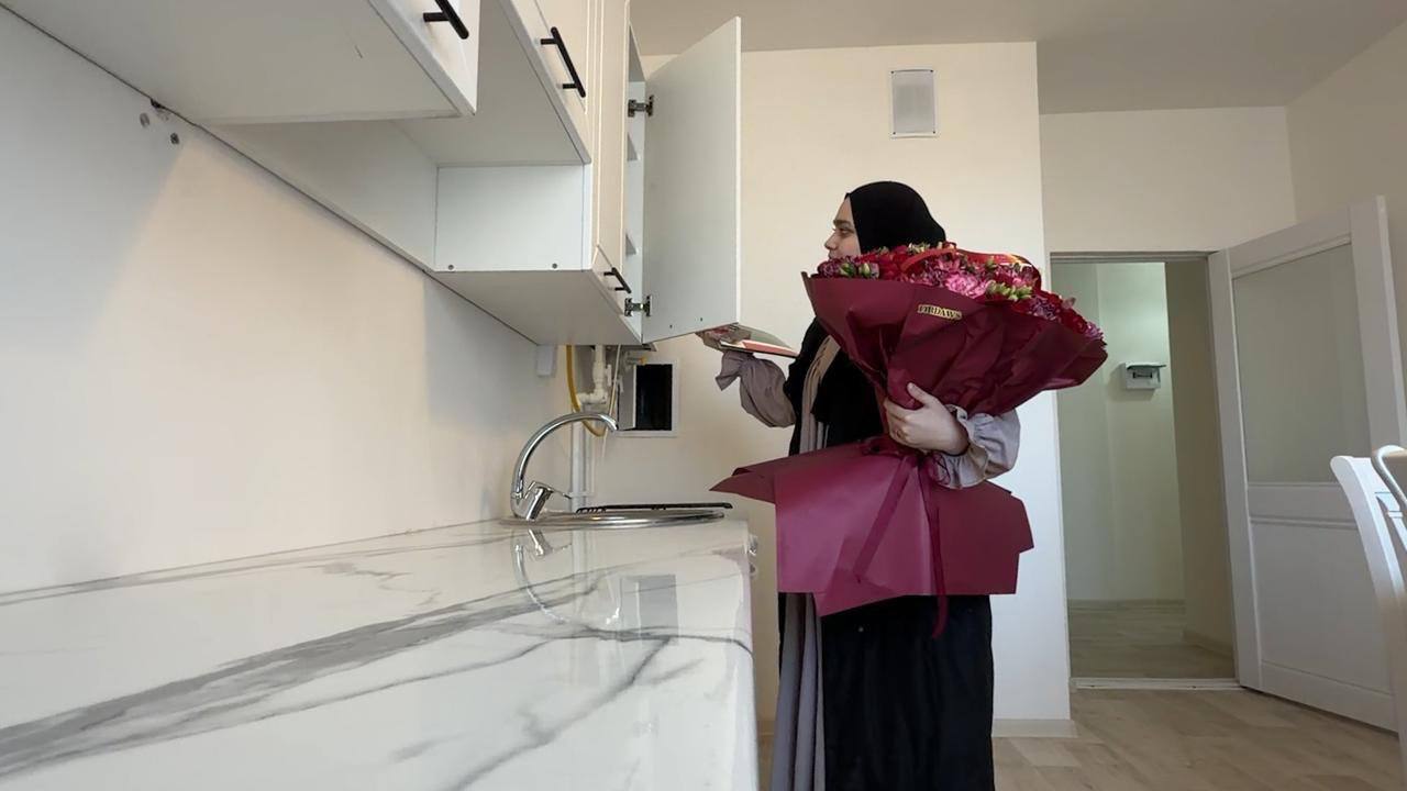 Еще одна семья участника специальной военной операции получила квартиру по итогам прошедшей в воскресенье Прямой линии с Главой региона Рамзаном Кадыровым Еще одна семья участника специальной военной операции получила квартиру по итогам прошедшей в воскресенье Прямой линии с Главой региона Рамзаном Кадыровым