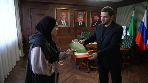 Еще одна семья участника специальной военной операции получила квартиру по итогам прошедшей в воскресенье Прямой линии с Главой региона Рамзаном Кадыровым