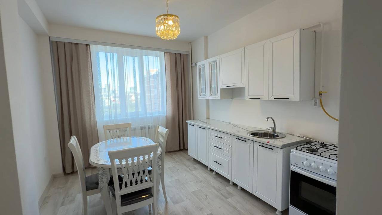 Еще одна семья участника специальной военной операции получила квартиру по итогам прошедшей в воскресенье Прямой линии с Главой региона Рамзаном Кадыровым Еще одна семья участника специальной военной операции получила квартиру по итогам прошедшей в воскресенье Прямой линии с Главой региона Рамзаном Кадыровым