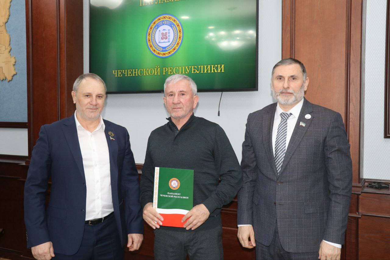 Муса Ханариков провел заседание Комитета по вопросам социальной политики, здравоохранения и спорта Муса Ханариков провел заседание Комитета по вопросам социальной политики, здравоохранения и спорта