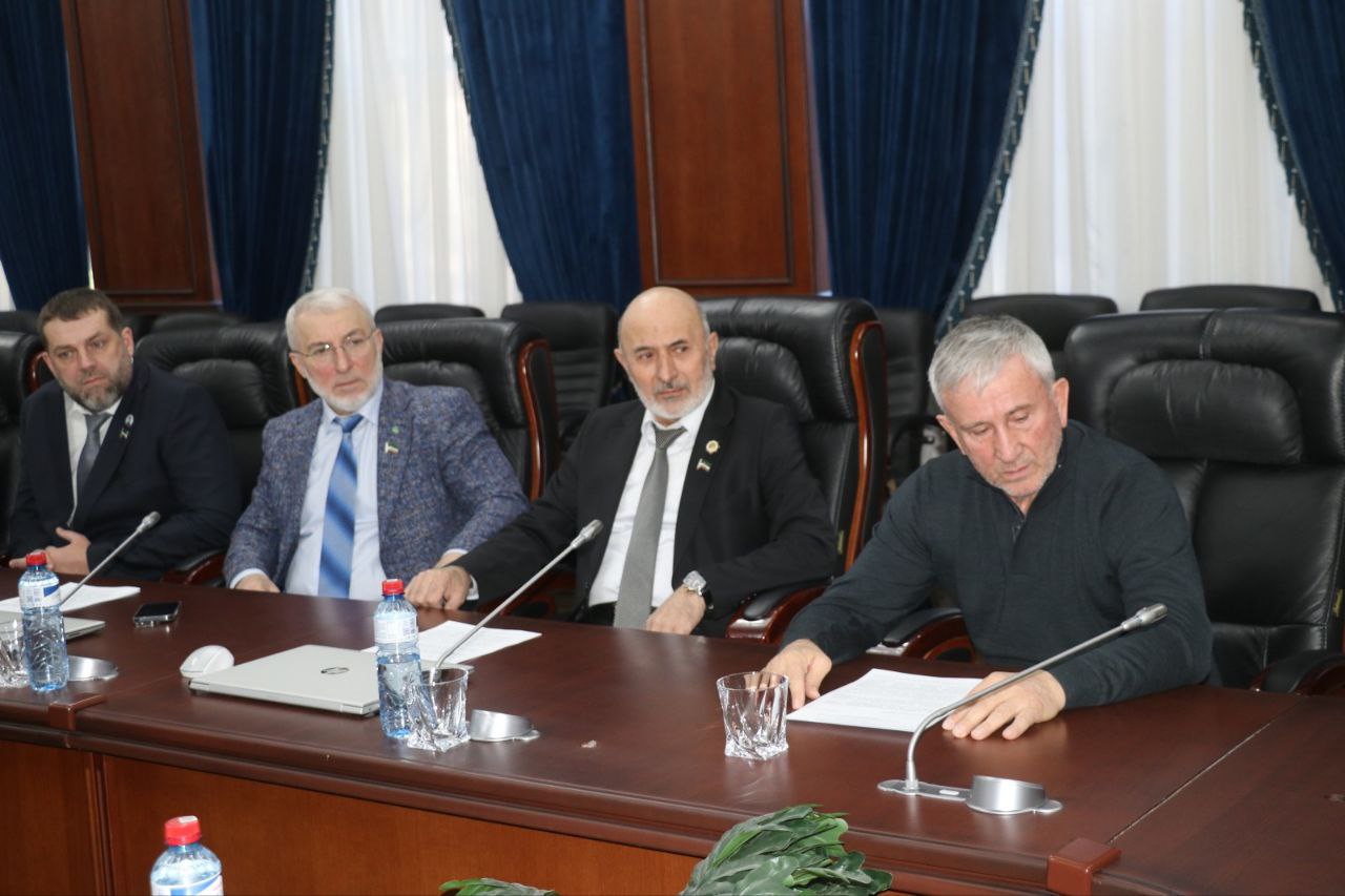 Муса Ханариков провел заседание Комитета по вопросам социальной политики, здравоохранения и спорта Муса Ханариков провел заседание Комитета по вопросам социальной политики, здравоохранения и спорта