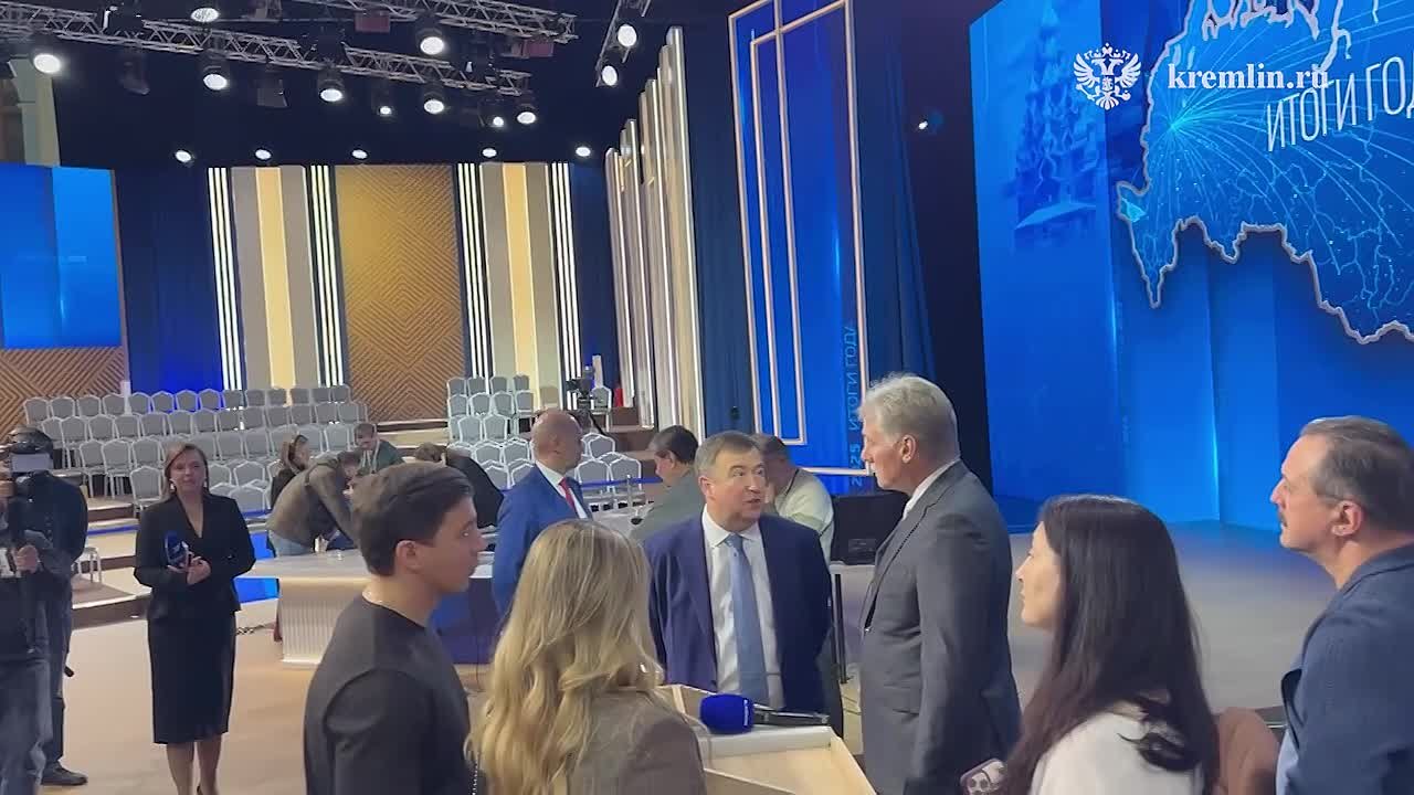 В Гостином дворе идёт активная подготовка к программе «Итоги года с Владимиром Путиным», которая выйдет в эфир завтра в 12:00 по московскому времени