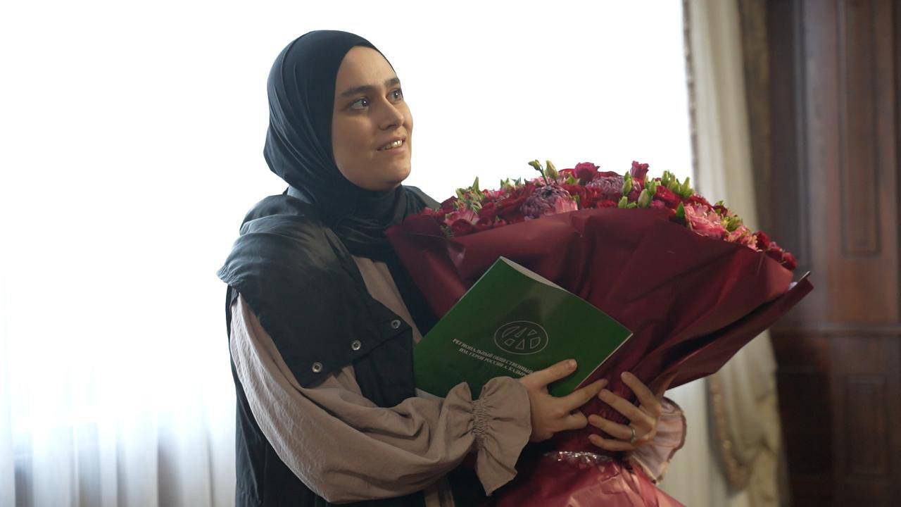 Еще одна семья участника специальной военной операции получила квартиру по итогам прошедшей в воскресенье Прямой линии с Главой региона Рамзаном Кадыровым Еще одна семья участника специальной военной операции получила квартиру по итогам прошедшей в воскресенье Прямой линии с Главой региона Рамзаном Кадыровым