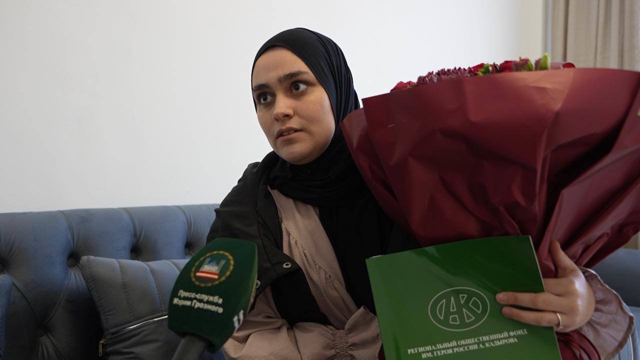 Еще одна семья участника специальной военной операции получила квартиру по итогам прошедшей в воскресенье Прямой линии с Главой региона Рамзаном Кадыровым Еще одна семья участника специальной военной операции получила квартиру по итогам прошедшей в воскресенье Прямой линии с Главой региона Рамзаном Кадыровым