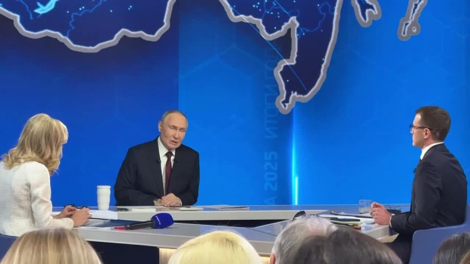 Путин заявил, что российские войска наступают по всем направлениям: