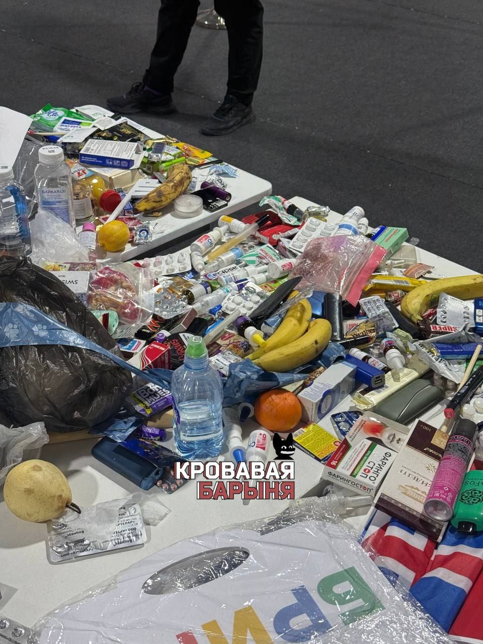 Британский флаг, вейпы, павербанки и БАНАНЫ — что забирали у журналистов на время Прямой линии с президентом Британский флаг, вейпы, павербанки и БАНАНЫ — что забирали у журналистов на время Прямой линии с президентом