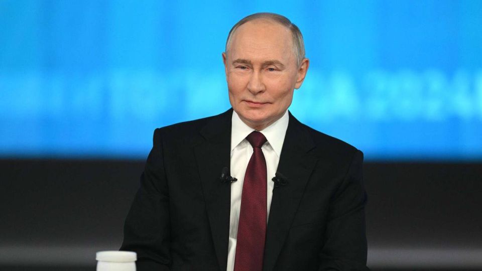 Уровень безработицы, который и так был рекордным, стал еще ниже — 2,2%, отметил российский президент