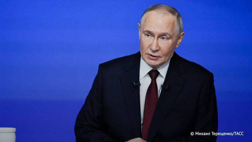 Уже час идет Прямая линия и ежегодная большая пресс-конференция Президента России Владимира Путина