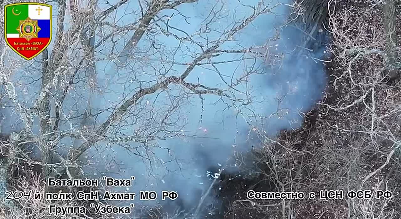 Группа операторов БПЛА батальона «Ваха» 204-го полка спецназа «АХМАТ» во взаимодействии с ЦСН ФСБ РФ на Харьковском направлении уничтожила самоходную артиллерийскую установку 2С3 «Акация», замаскированную в капонире