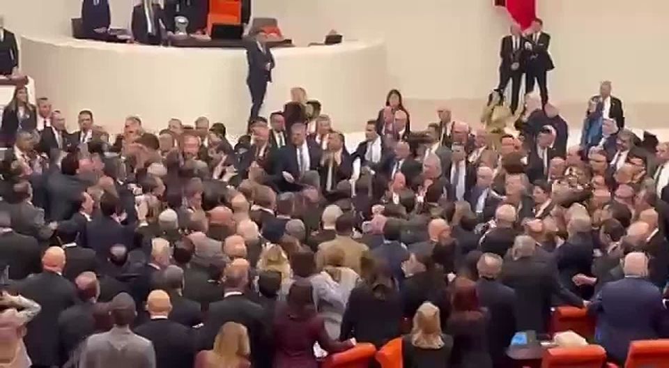 Турецкие депутаты подрались на заседании парламента во время голосования по бюджету