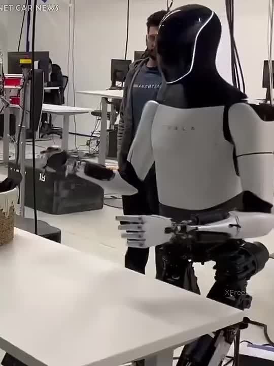Робот Optimus от Tesla готовится к старту полноценных розничных продаж и демонстрирует свои хозяйственные навыки