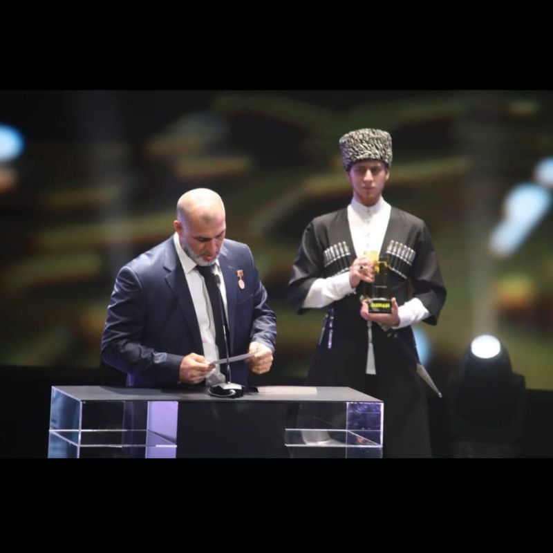 Глава Чеченской Республики Рамзан Кадыров вместе с Председателем Правительства Чеченской Республики Магомедом Даудовым, принял участие в торжественной церемонии вручения национальной спортивной премии «Ондалла-2025»