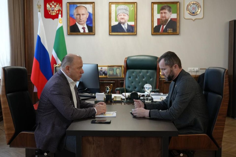 Ассаламу Алайкум!. Сегодня Руководитель Администрации Главы и Правительства ЧР Галас Таймасханов провёл рабочую встречу с министром образования и науки ЧР Хож-Бауди Дааевым