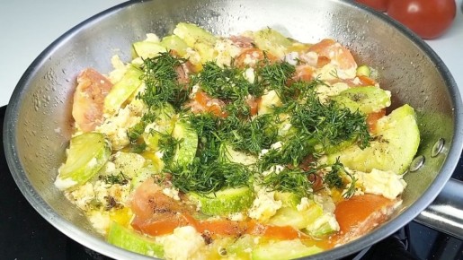 Скрембл с кабачками и помидорами: быстрый и полезный завтрак для всей семьи